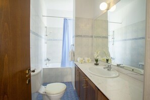 Villa - 3 sovrum | Badrum | Dusch, gratis toalettartiklar, hårtork och handdukar