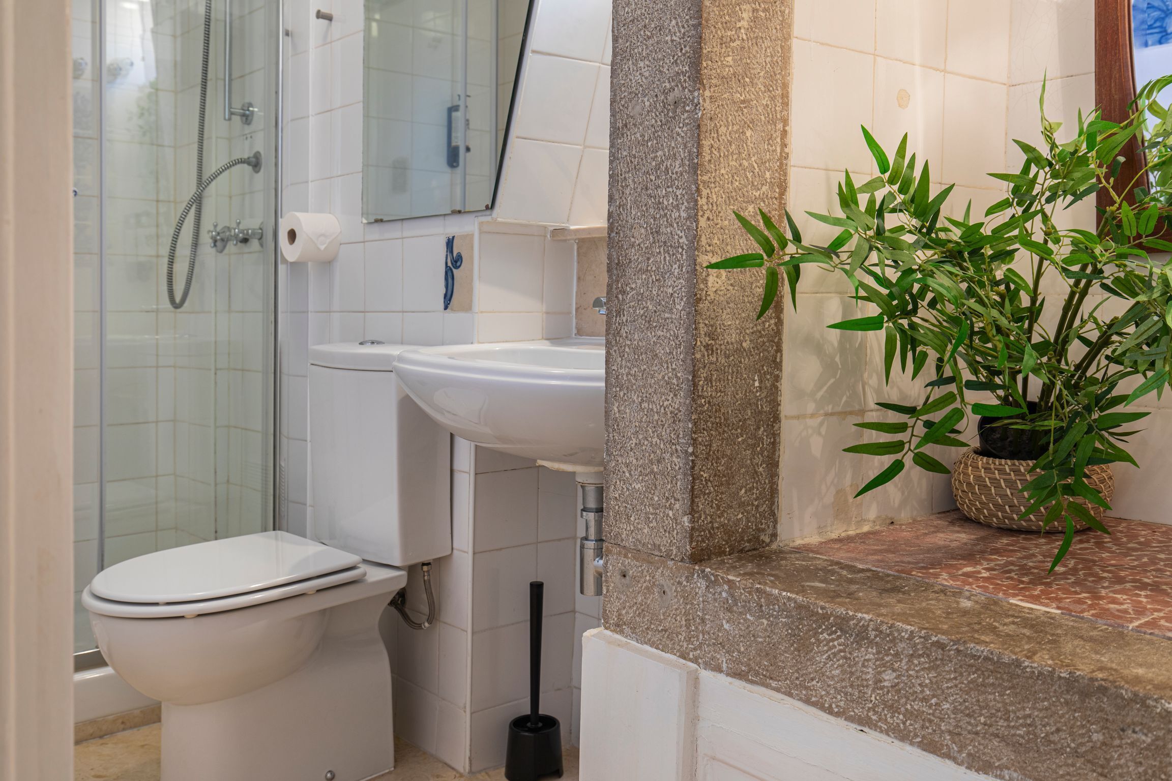 Ein Badezimmer mit Toilette, Waschbecken und Dusche.