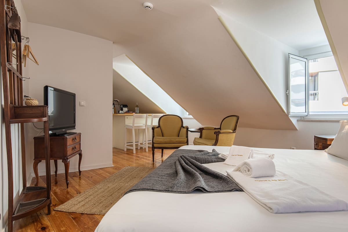 Basic Loft, 1 Queen Bed, Private Bathroom | 2 bedrooms, free WiFi, bed sheets