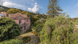 A pink house with a garden path leading to the entrance. - Pendoa sintra collection (Sintra)