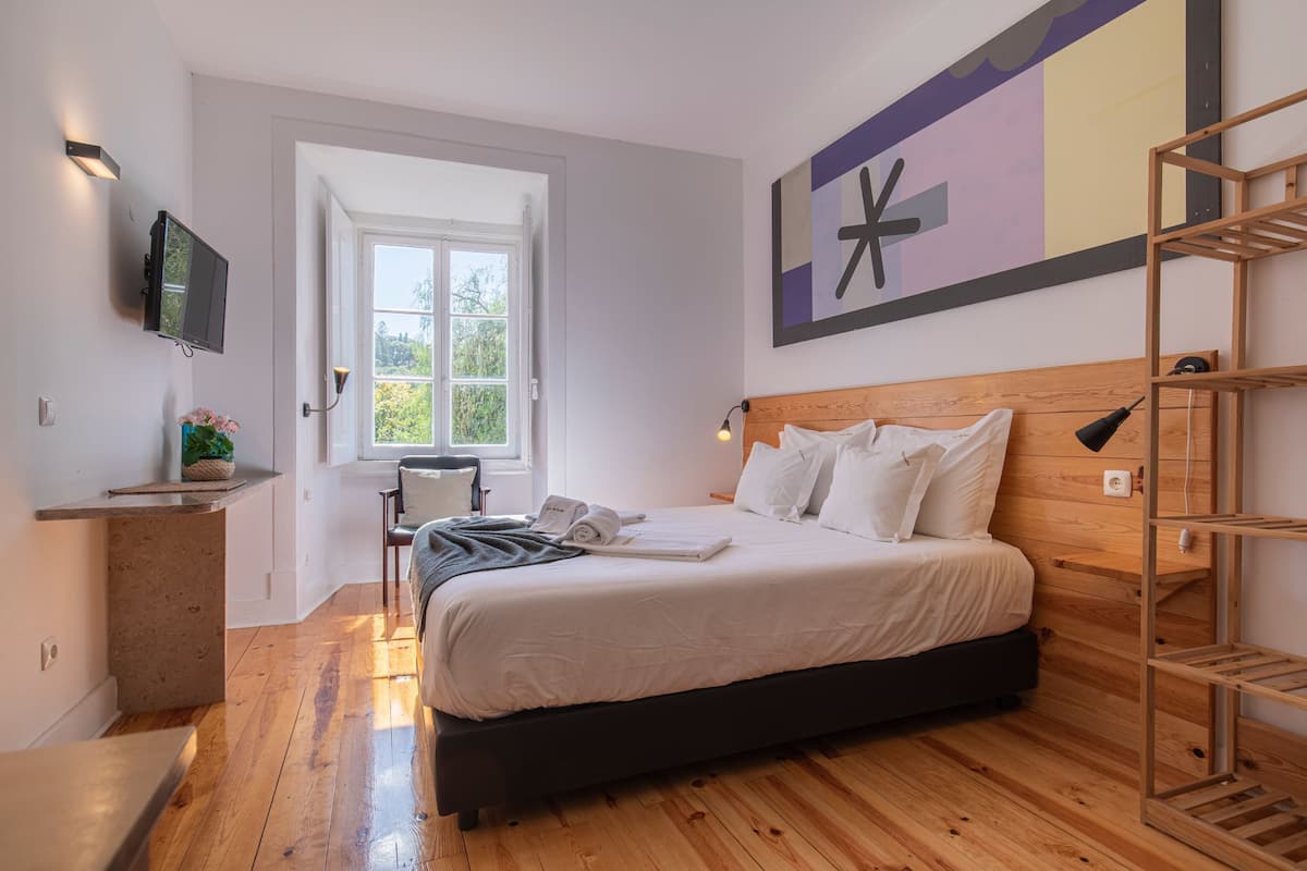 Basic Studio, 1 Queen Bed, Private Bathroom | 2 bedrooms, free WiFi, bed sheets