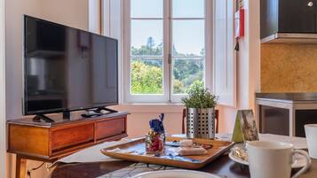 Studio Supérieur, 1 très grand lit, salle de bains privée | Télévision