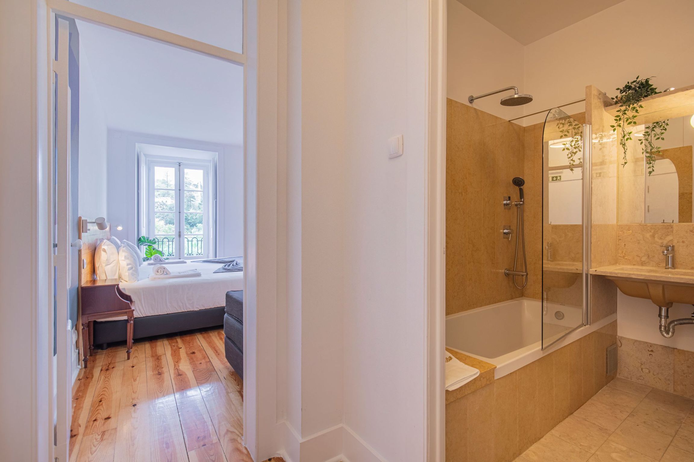 Une salle de bain moderne avec une douche à parois de verre, une baignoire et un meuble-lavabo avec un miroir.