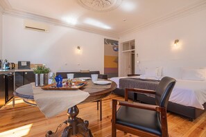 Studio supérieur, 1 très grand lit, salle de bain privée | Repas dans la chambre