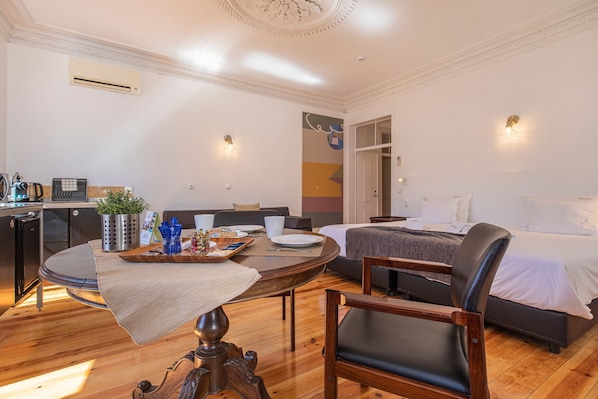 Superior Studio, 1 King Bed, Private Bathroom | In-room dining