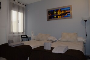 Desk, laptop workspace, blackout curtains, iron/ironing board - Hostal Rofer (Madrid)