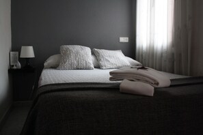 Desk, laptop workspace, blackout curtains, iron/ironing board - Hostal Rofer (Madrid)