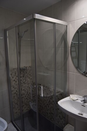 Free toiletries, hair dryer, towels - Hostal Rofer (Madrid)