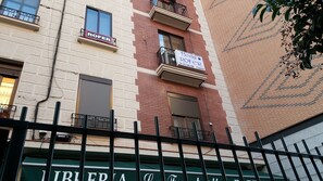 Um edifício com uma placa indicando 'ROFER' e uma placa de hostel acima da entrada.