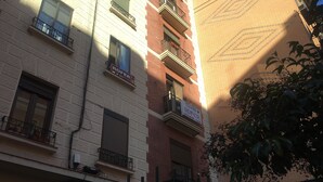 A building with a sign that reads "Hostal Rofer" and "Hostal Libertaria." - Hostal Rofer (Madrid)