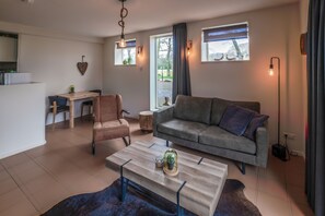 Premium-lejlighed | Opholdsområde | Fladskærms-tv, gulvvarme