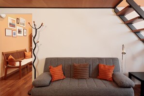 豪華公寓 (up to 4 people) | 客廳 | 20 吋平面電視連數碼電視頻道