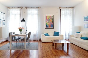 Exclusive Studio Suite | Living room | 20-inch flat-screen TV with digital channels - Padovaresidence Piazza delle Erbe (Padova)