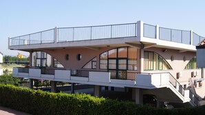 A modern building with a flat roof, large windows, and a balcony. - Polena Residence Hotel (Montenero di Bisaccia)