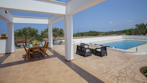 Outdoor pool, pool umbrellas, sun loungers - Protaras Views Villa (Paralimni)