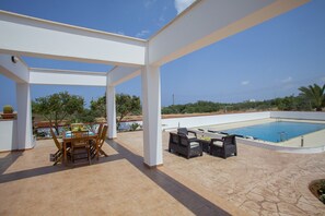 Outdoor pool, pool umbrellas, pool loungers - Protaras Views Villa (Paralimni)