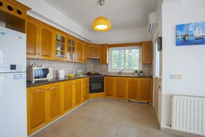 Refrigerador con freezer, microondas, horno, placa de cocina