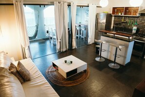 Rom – deluxe | Eget kjøkken | Kjøleskap, ovn, kokeplater og oppvaskmaskin