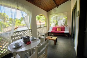 Rom – standard | Oppholdsområde | En 32-tommers LED-TV med Parabol-TV samt TV