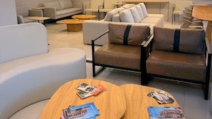 A modern living room with a sofa, armchairs, and coffee tables. - Mac Hotel (Palmas)