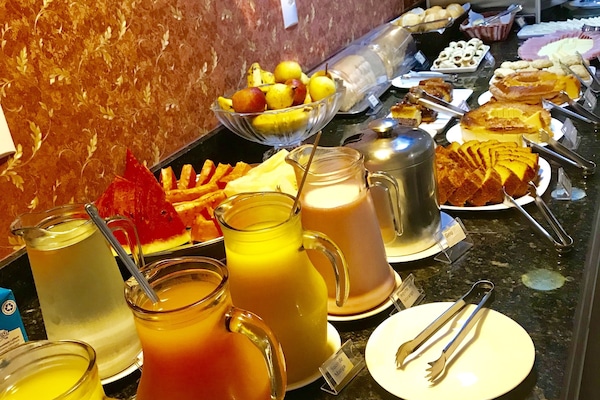 Café da manhã com buffet grátis durante a semana