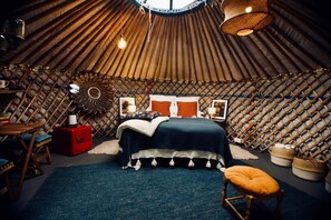 Habitación triple Deluxe, baño compartido, vista al jardín (Mongolian Yurt)