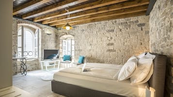 Deluxe Double Room, City View (Mare) | Minibar, in-room safe, desk, soundproofing