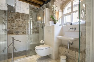Dusche, kostenlose Toilettenartikel, Haartrockner, Bademäntel