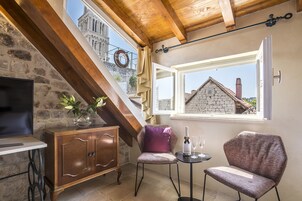 Superior Tek Büyük Yataklı Oda, Şehir Manzaralı | Oturma odası | Düz ekran televizyon 