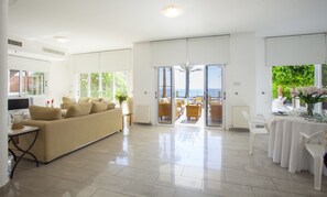 Villa, 5 soverom | Oppholdsområde | Flatskjerm-TV og DVD-spiller