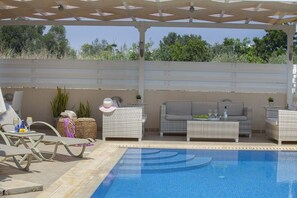 Piscine extérieure, parasols de plage, chaises longues