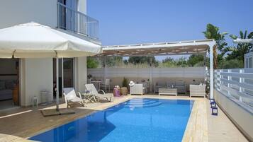 Outdoor pool, pool umbrellas, sun loungers