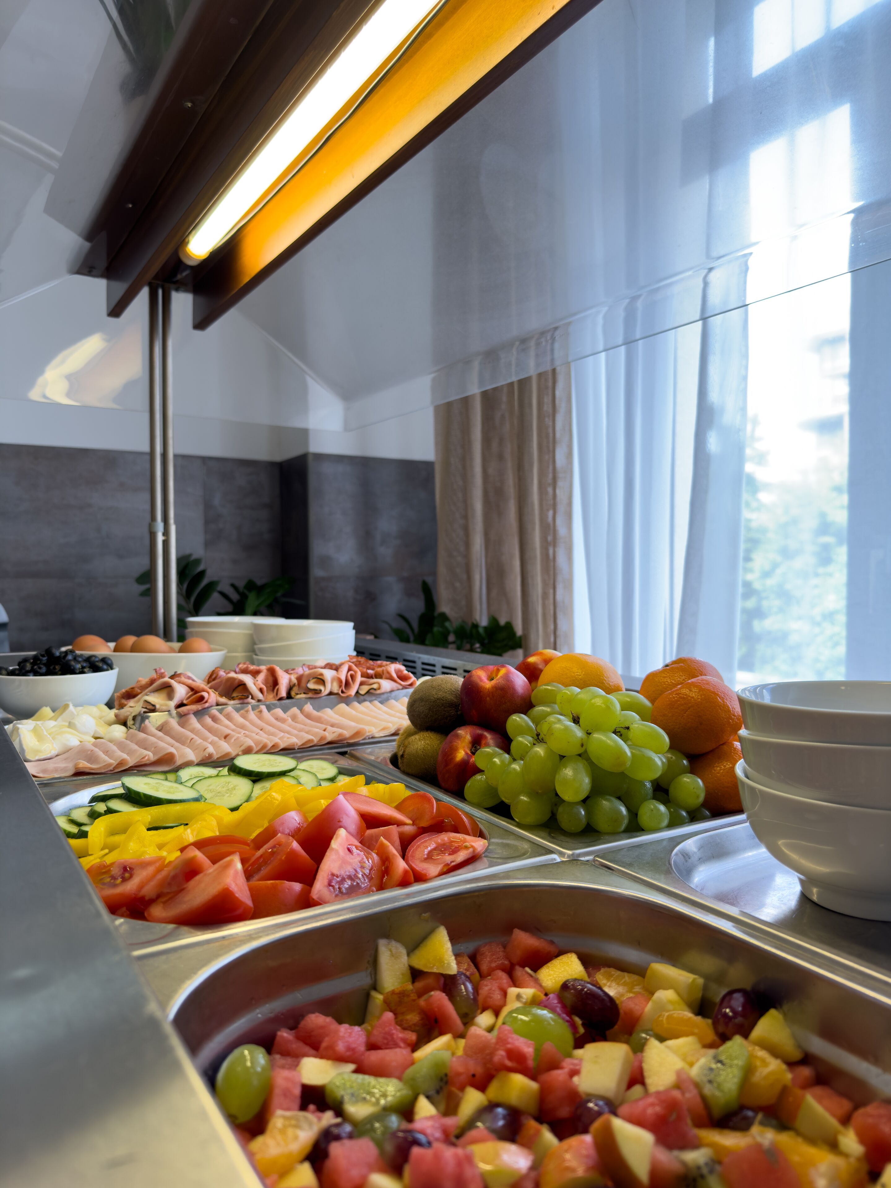 Un buffet proposant une variété de fruits, de légumes et de viandes.