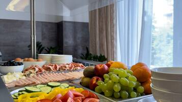 Un buffet proposant une variété de fruits, de légumes et de viandes.