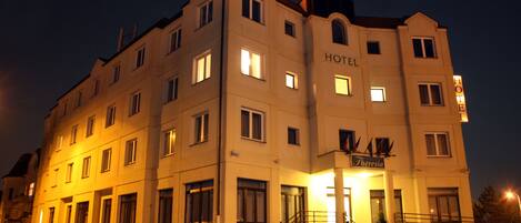 Fachada da propriedade à noite