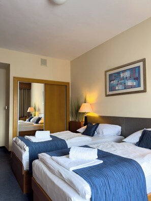 Minibar, caja de seguridad en la habitación y escritorio 