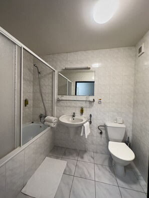 Ducha y bañera combinadas y artículos de higiene personal gratuitos