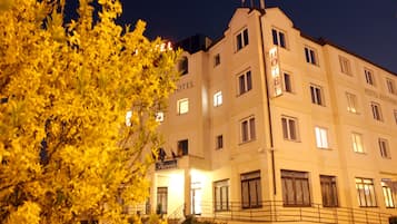 Overnatningsstedets facade – aften/nat