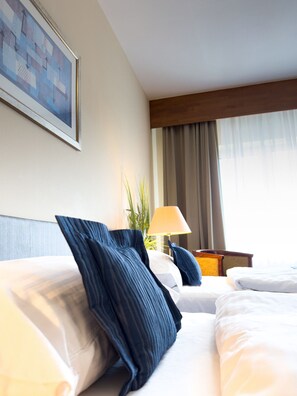 Minibar, caja de seguridad en la habitación y escritorio 