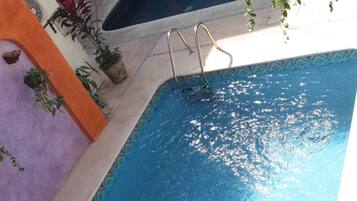 2 albercas al aire libre y camastros