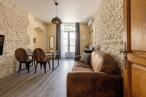 ห้องดีไซน์สวีท, 1 ห้องนอน | บริเวณนั่งเล่น | ทีวีจอแบน