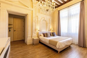 ห้องลักซ์ชัวรี่สวีท, 2 ห้องนอน | เครื่องนอนระดับพรีเมียม, มิ นิบาร์, ตู้นิรภัยในห้องพัก