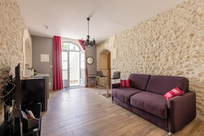 ห้องจูเนียร์สวีท, 1 ห้องนอน | บริเวณนั่งเล่น | ทีวีจอแบน