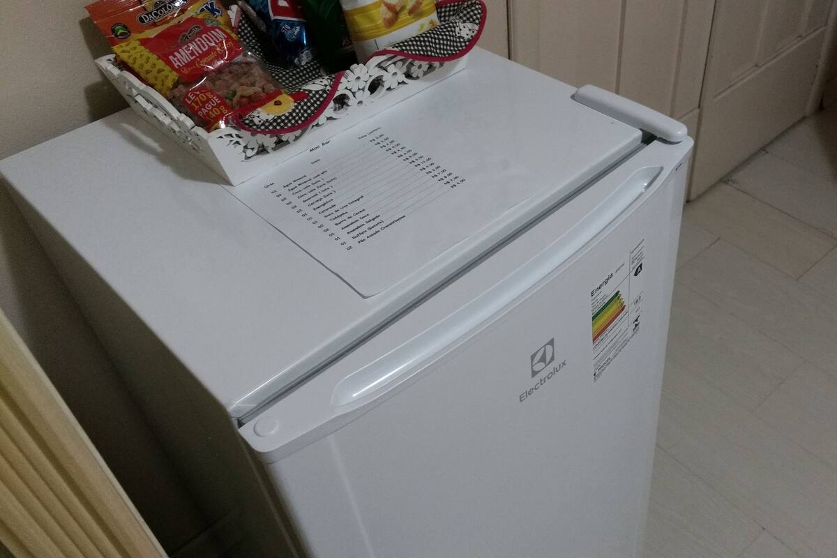 Een witte koelkast met een sticker die energie-efficiëntie aangeeft.