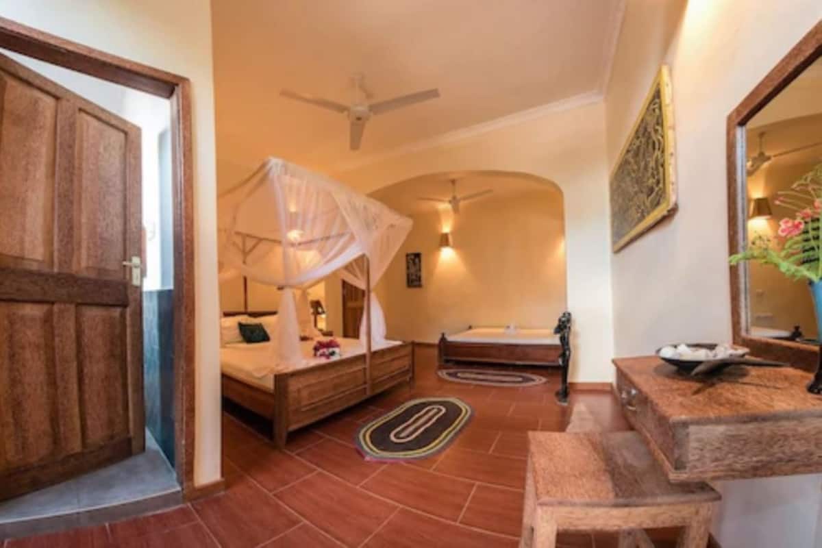 Standard Triple Room | Minibar, rollaway beds, free WiFi, bed sheets