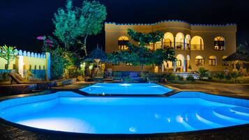 Ulkouima-allas, aurinkovarjoja, aurinkotuoleja