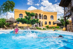 Piscine extérieure, parasols de plage, chaises longues
