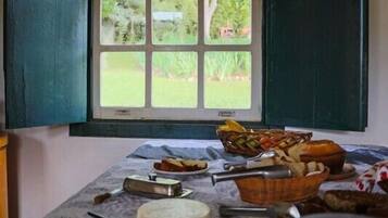 Free daily buffet breakfast