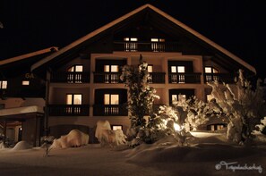 Front of property – evening/night - Der Tröpolacherhof Hotel & Restaurant (Hermagor-Pressegger See)