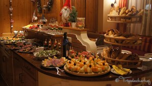 Een buffet met verschillende soorten eten en een gnom decoratie.